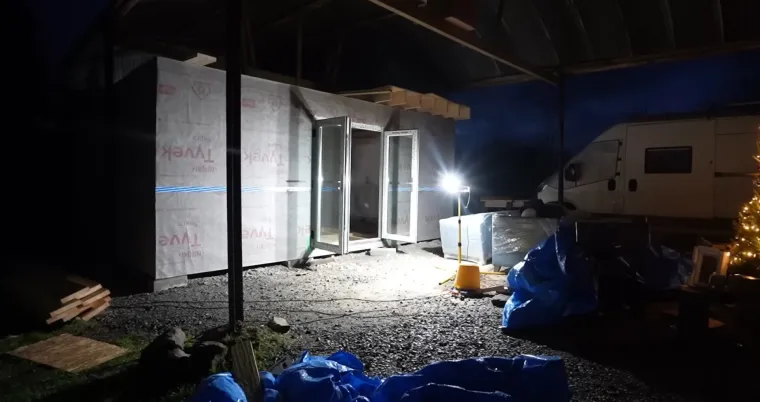 Od stare, napu&scaron;tene i uru&scaron;ene &scaron;tale stvorili su moderan dom iz snova