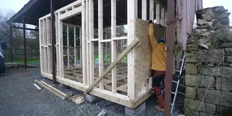 Od stare, napu&scaron;tene i uru&scaron;ene &scaron;tale stvorili su moderan dom iz snova