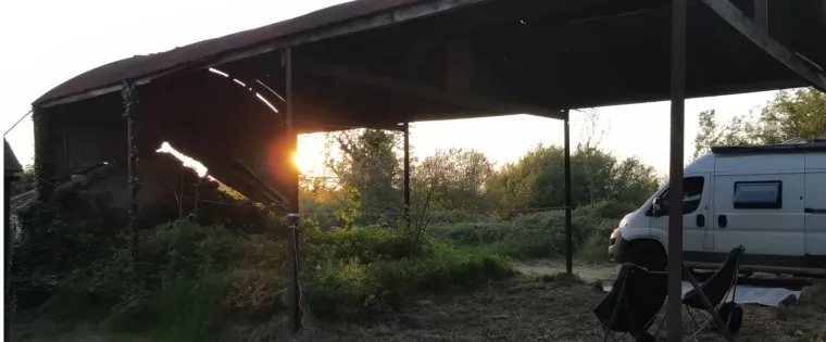 Od stare, napu&scaron;tene i uru&scaron;ene &scaron;tale stvorili su moderan dom iz snova