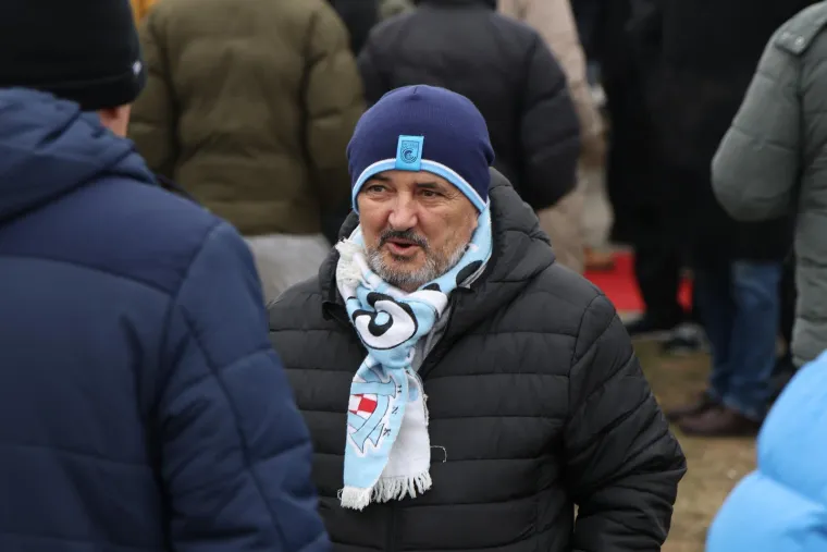 Pokopan legendarni Mladen Bartolović, na pogrebu snimljen i biv&scaron;i ministar