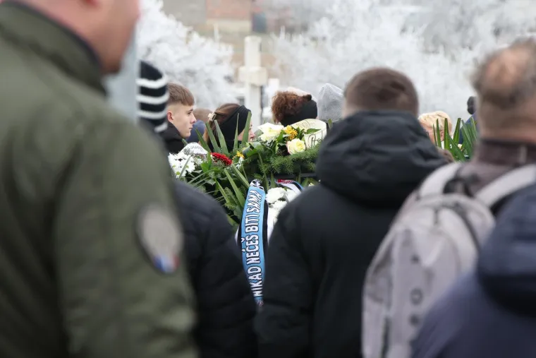 Pokopan legendarni Mladen Bartolović, na pogrebu snimljen i biv&scaron;i ministar