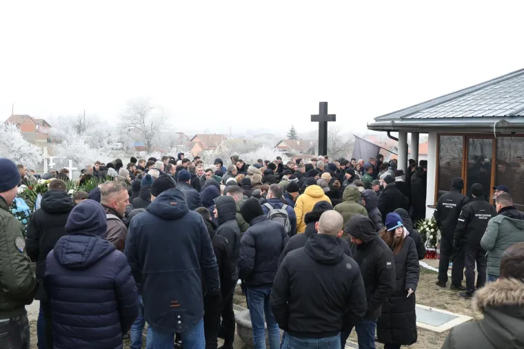 Pokopan legendarni Mladen Bartolović, na pogrebu snimljen i biv&scaron;i ministar