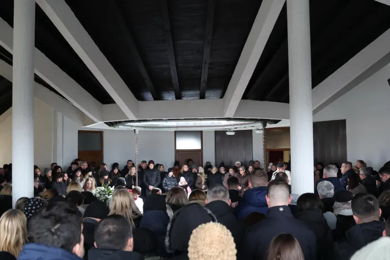 Pokopan legendarni Mladen Bartolović, na pogrebu snimljen i biv&scaron;i ministar