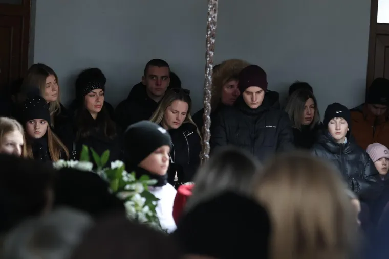 Pokopan legendarni Mladen Bartolović, na pogrebu snimljen i biv&scaron;i ministar