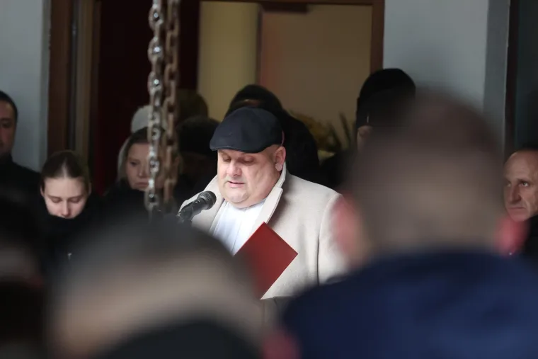 Pokopan legendarni Mladen Bartolović, na pogrebu snimljen i biv&scaron;i ministar