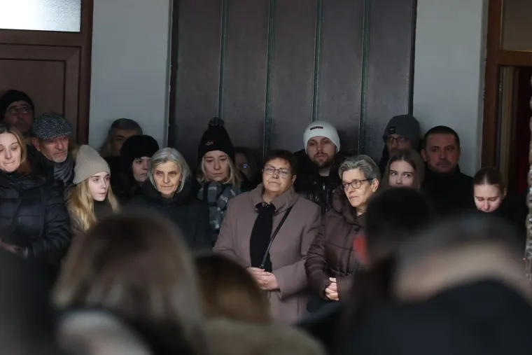 Pokopan legendarni Mladen Bartolović, na pogrebu snimljen i biv&scaron;i ministar