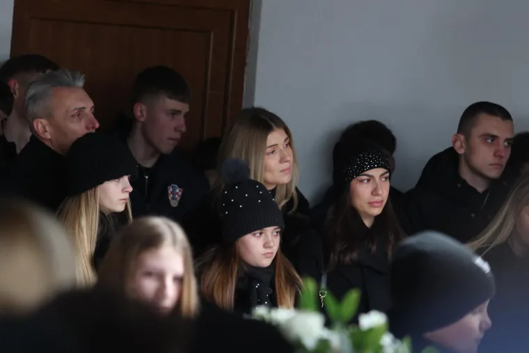 Pokopan legendarni Mladen Bartolović, na pogrebu snimljen i biv&scaron;i ministar