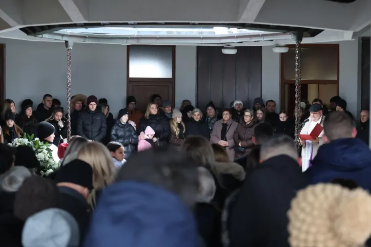 Pokopan legendarni Mladen Bartolović, na pogrebu snimljen i biv&scaron;i ministar