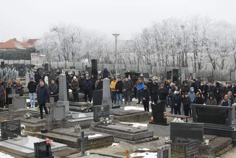 Pokopan legendarni Mladen Bartolović, na pogrebu snimljen i biv&scaron;i ministar