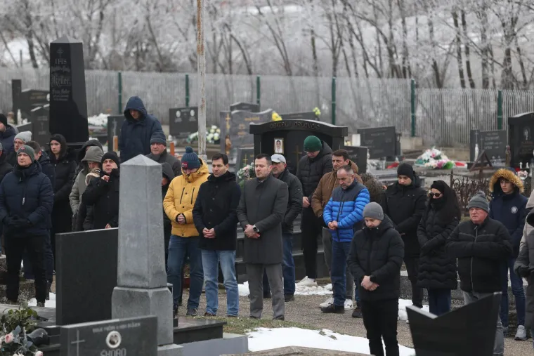 Pokopan legendarni Mladen Bartolović, na pogrebu snimljen i biv&scaron;i ministar