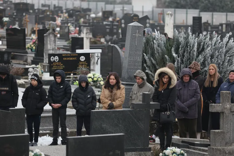 Pokopan legendarni Mladen Bartolović, na pogrebu snimljen i biv&scaron;i ministar