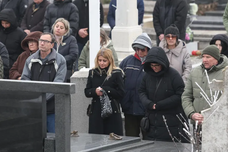 Pokopan legendarni Mladen Bartolović, na pogrebu snimljen i biv&scaron;i ministar