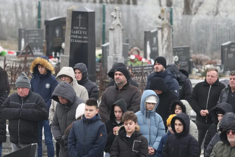 Pokopan legendarni Mladen Bartolović, na pogrebu snimljen i biv&scaron;i ministar