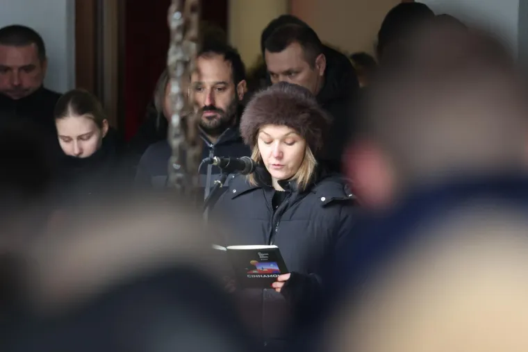 Pokopan legendarni Mladen Bartolović, na pogrebu snimljen i biv&scaron;i ministar