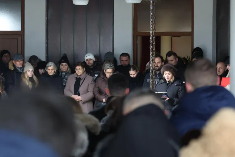 Pokopan legendarni Mladen Bartolović, na pogrebu snimljen i biv&scaron;i ministar