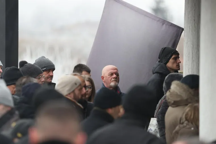Pokopan legendarni Mladen Bartolović, na pogrebu snimljen i biv&scaron;i ministar