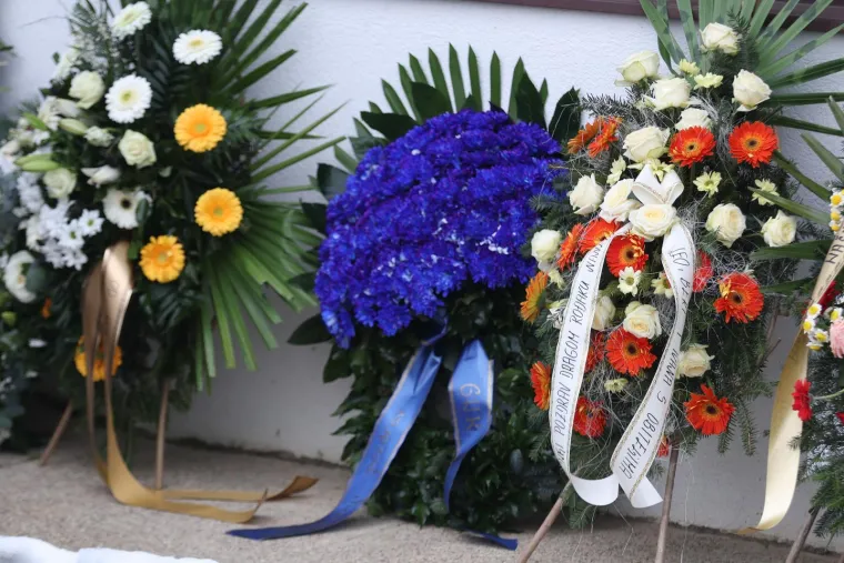 Pokopan legendarni Mladen Bartolović, na pogrebu snimljen i biv&scaron;i ministar