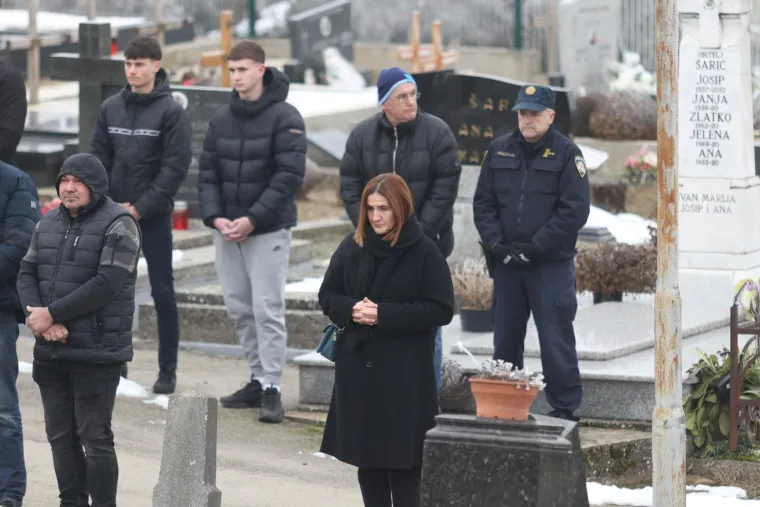 Pokopan legendarni Mladen Bartolović, na pogrebu snimljen i biv&scaron;i ministar