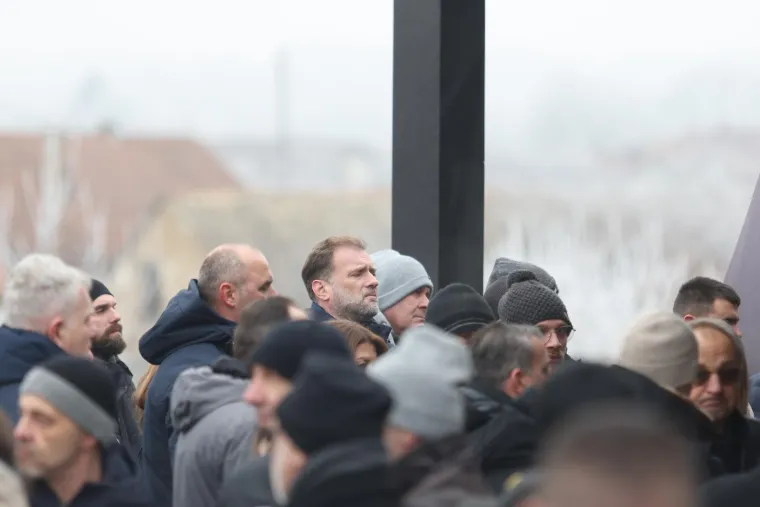 Pokopan legendarni Mladen Bartolović, na pogrebu snimljen i biv&scaron;i ministar