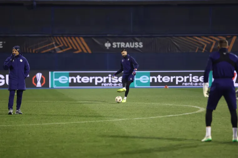 Na treningu Dinama svi zabundani u &scaron;alovima, samo se jedan najhrabriji skinuo