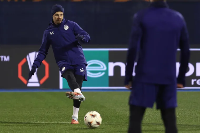 Na treningu Dinama svi zabundani u &scaron;alovima, samo se jedan najhrabriji skinuo