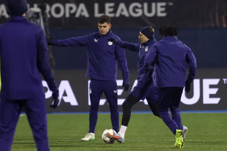 Na treningu Dinama svi zabundani u &scaron;alovima, samo se jedan najhrabriji skinuo