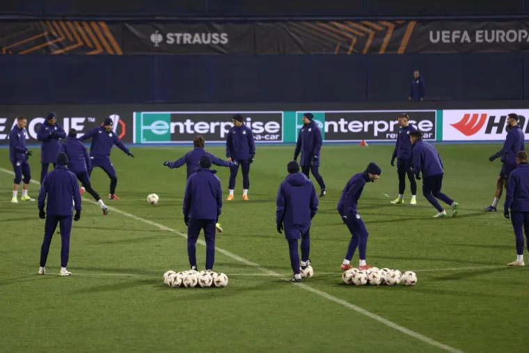 Na treningu Dinama svi zabundani u &scaron;alovima, samo se jedan najhrabriji skinuo