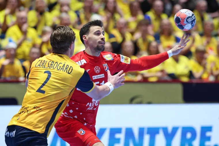 Rovoska bitka na parketu u Malm&ouml;u, ali sve poglede je privukla misteriozna plavu&scaron;a na tribinama