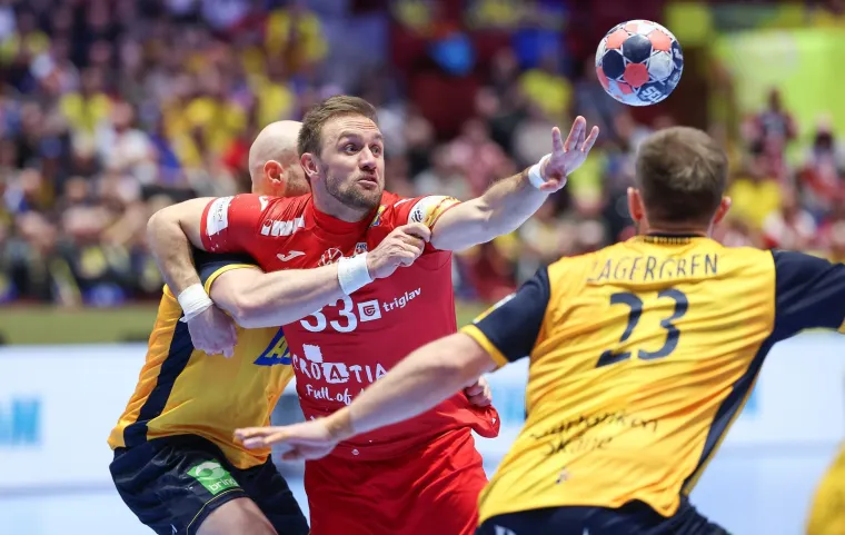 Rovoska bitka na parketu u Malm&ouml;u, ali sve poglede je privukla misteriozna plavu&scaron;a na tribinama