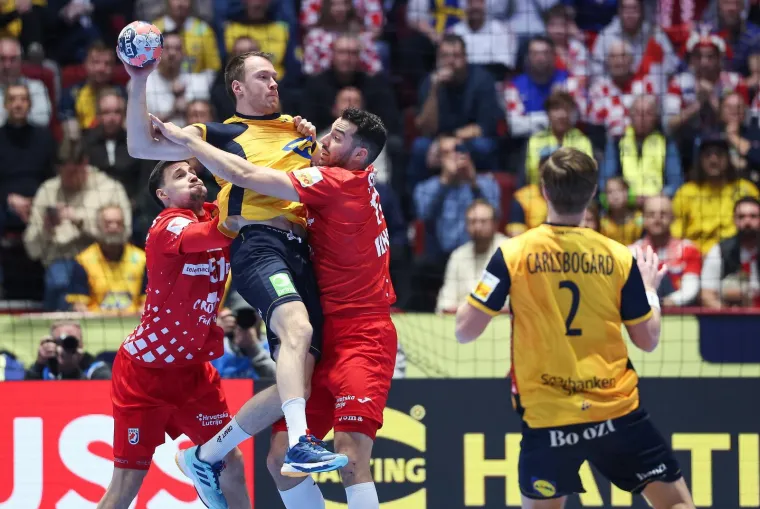 Rovoska bitka na parketu u Malm&ouml;u, ali sve poglede je privukla misteriozna plavu&scaron;a na tribinama