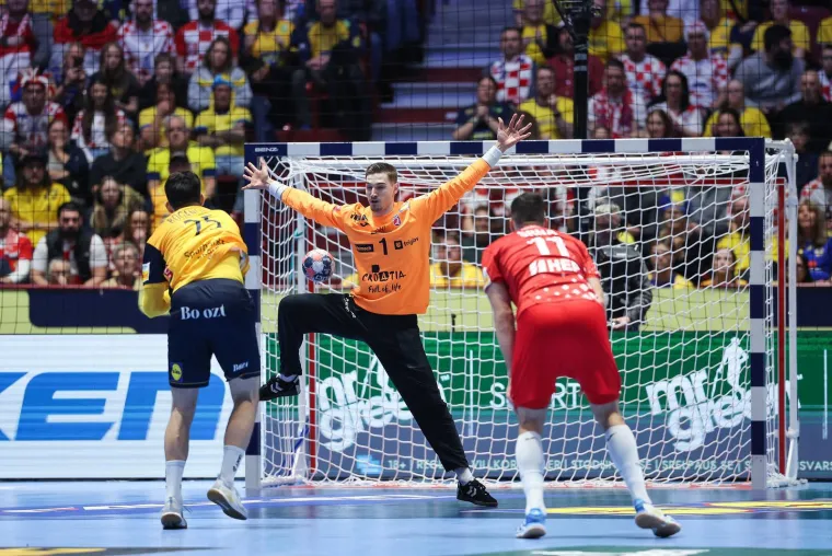 Rovoska bitka na parketu u Malm&ouml;u, ali sve poglede je privukla misteriozna plavu&scaron;a na tribinama