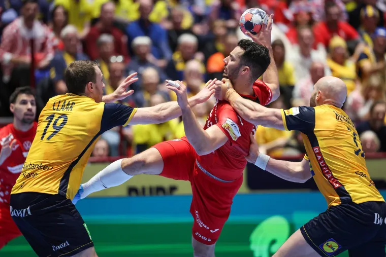 Rovoska bitka na parketu u Malm&ouml;u, ali sve poglede je privukla misteriozna plavu&scaron;a na tribinama