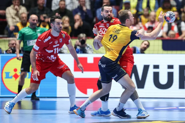 Rovoska bitka na parketu u Malm&ouml;u, ali sve poglede je privukla misteriozna plavu&scaron;a na tribinama