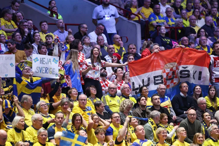 Rovoska bitka na parketu u Malm&ouml;u, ali sve poglede je privukla misteriozna plavu&scaron;a na tribinama