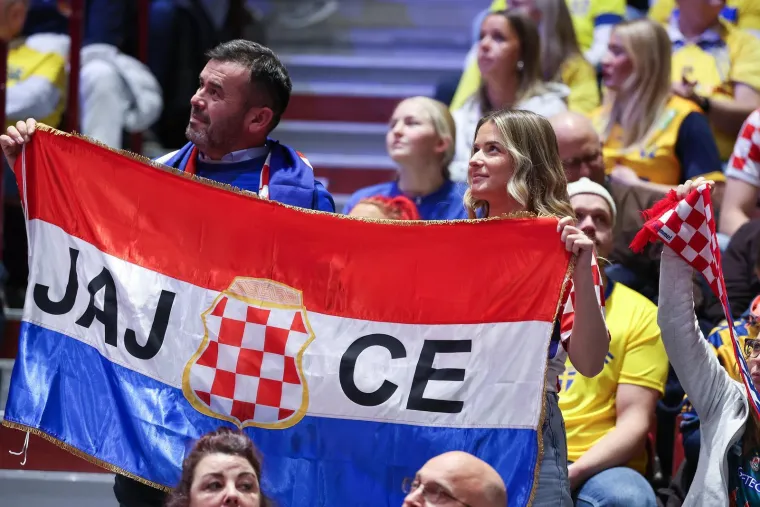 Rovoska bitka na parketu u Malm&ouml;u, ali sve poglede je privukla misteriozna plavu&scaron;a na tribinama