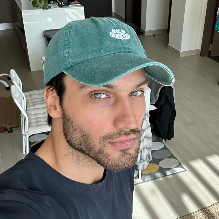 Evo za&scaron;to ga zovu Gospodin Savr&scaron;eni: Kako izgleda neodoljivi Petar kada se kamere ugase?