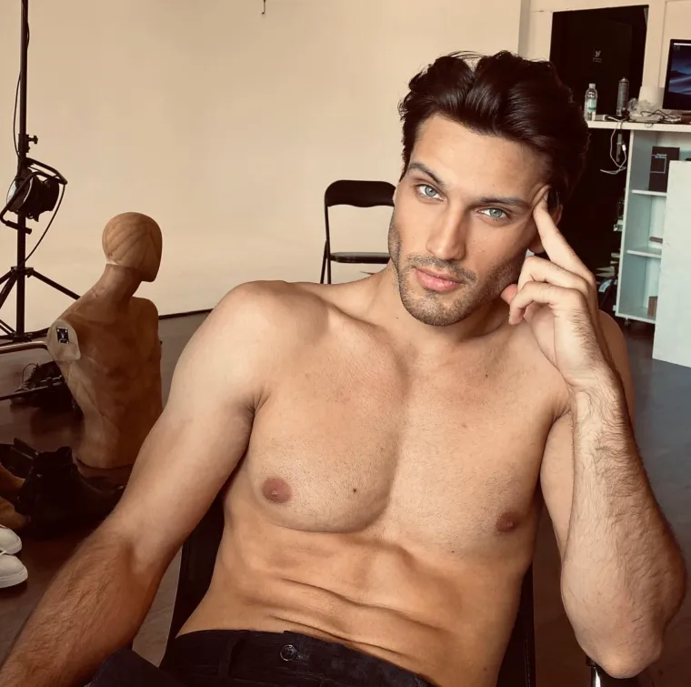 Evo za&scaron;to ga zovu Gospodin Savr&scaron;eni: Kako izgleda neodoljivi Petar kada se kamere ugase?