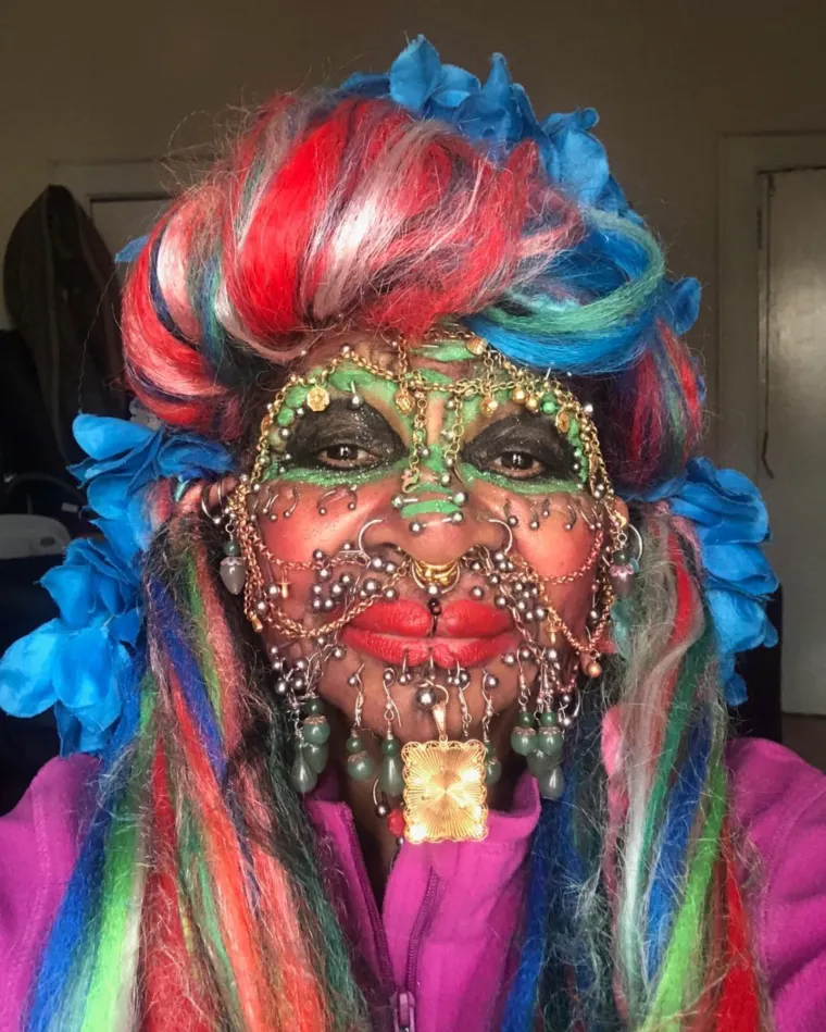 Nekoć predivna medicinska sestra prekrila se s 20 tisuća piercinga! Evo kako je izgledala prije