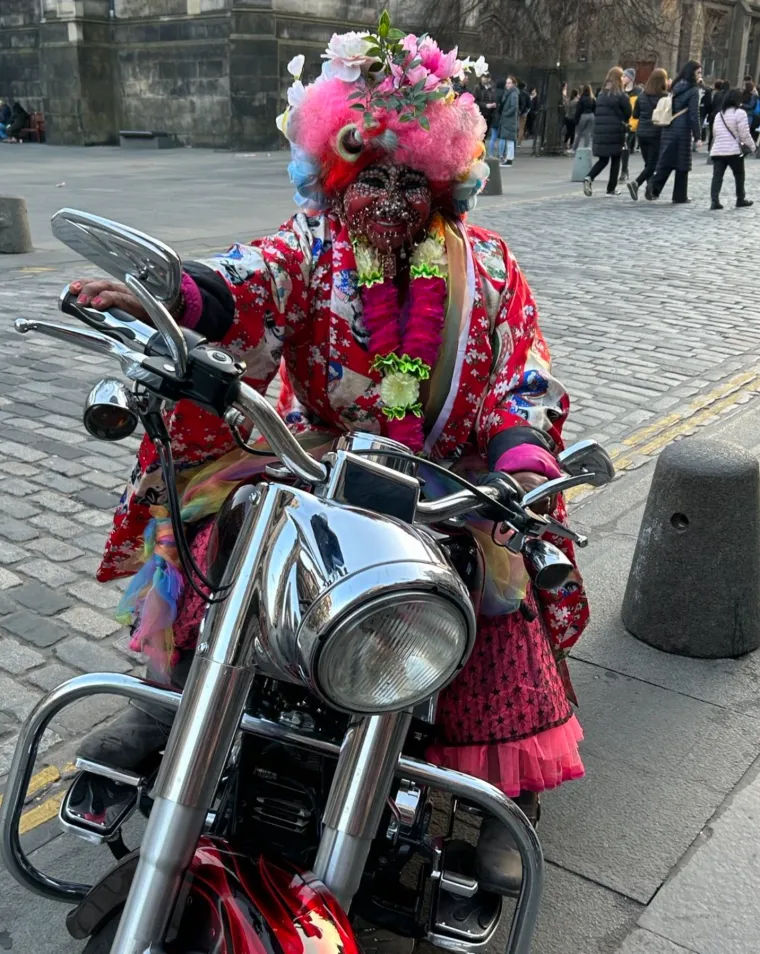 Nekoć predivna medicinska sestra prekrila se s 20 tisuća piercinga! Evo kako je izgledala prije