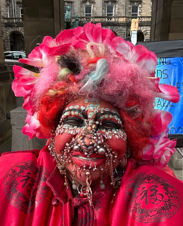 Nekoć predivna medicinska sestra prekrila se s 20 tisuća piercinga! Evo kako je izgledala prije