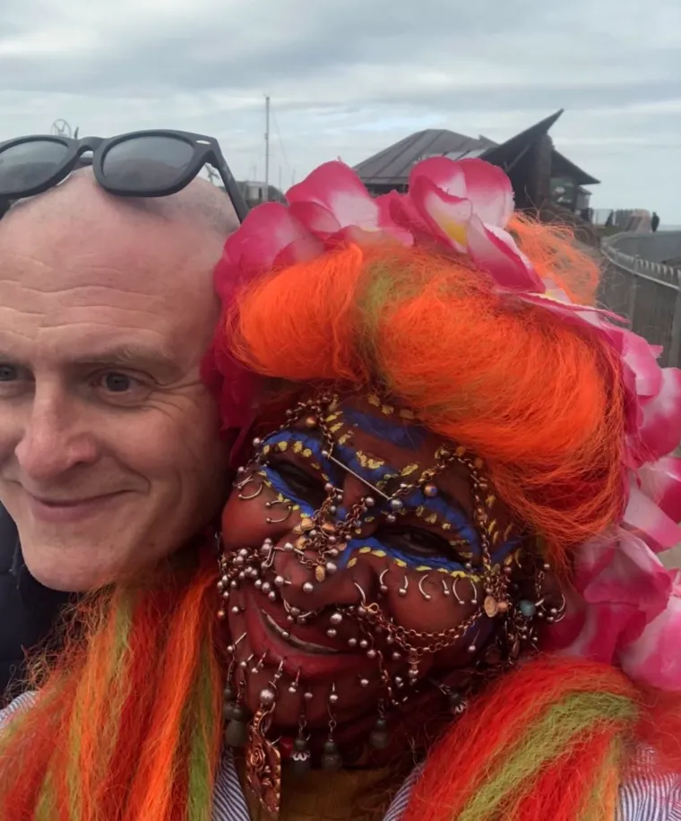 Nekoć predivna medicinska sestra prekrila se s 20 tisuća piercinga! Evo kako je izgledala prije