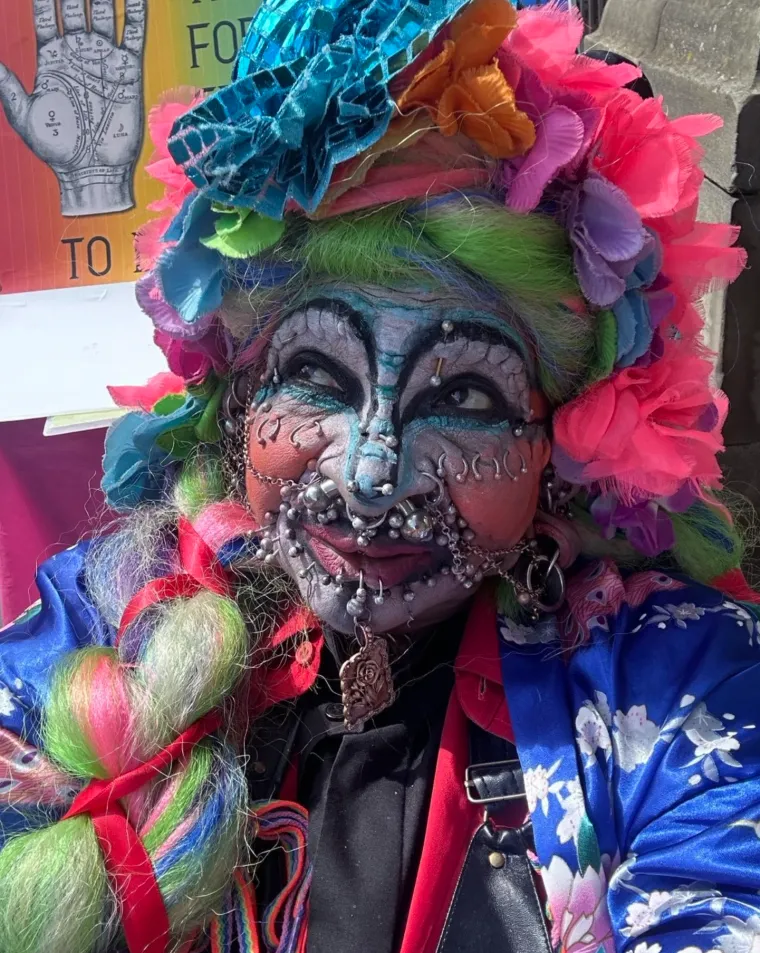 Nekoć predivna medicinska sestra prekrila se s 20 tisuća piercinga! Evo kako je izgledala prije