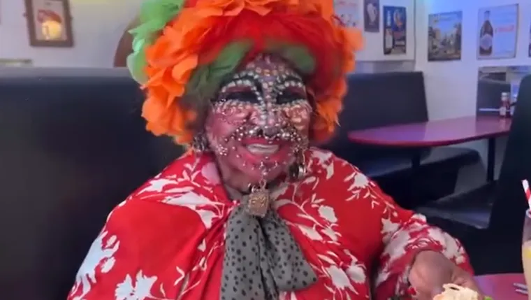 Nekoć predivna medicinska sestra prekrila se s 20 tisuća piercinga! Evo kako je izgledala prije