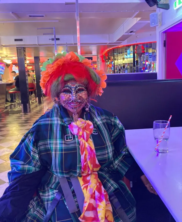 Nekoć predivna medicinska sestra prekrila se s 20 tisuća piercinga! Evo kako je izgledala prije