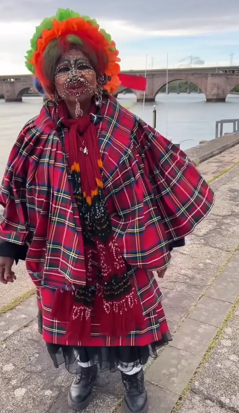 Nekoć predivna medicinska sestra prekrila se s 20 tisuća piercinga! Evo kako je izgledala prije