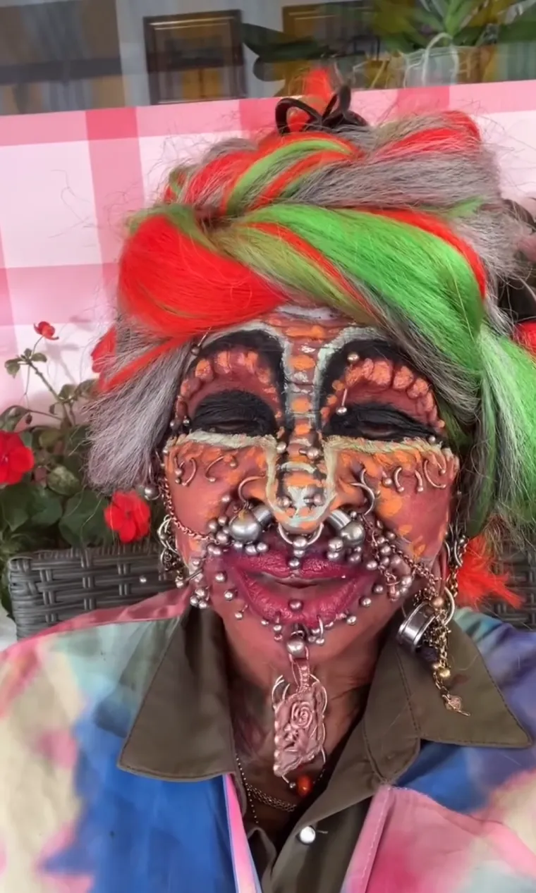 Nekoć predivna medicinska sestra prekrila se s 20 tisuća piercinga! Evo kako je izgledala prije