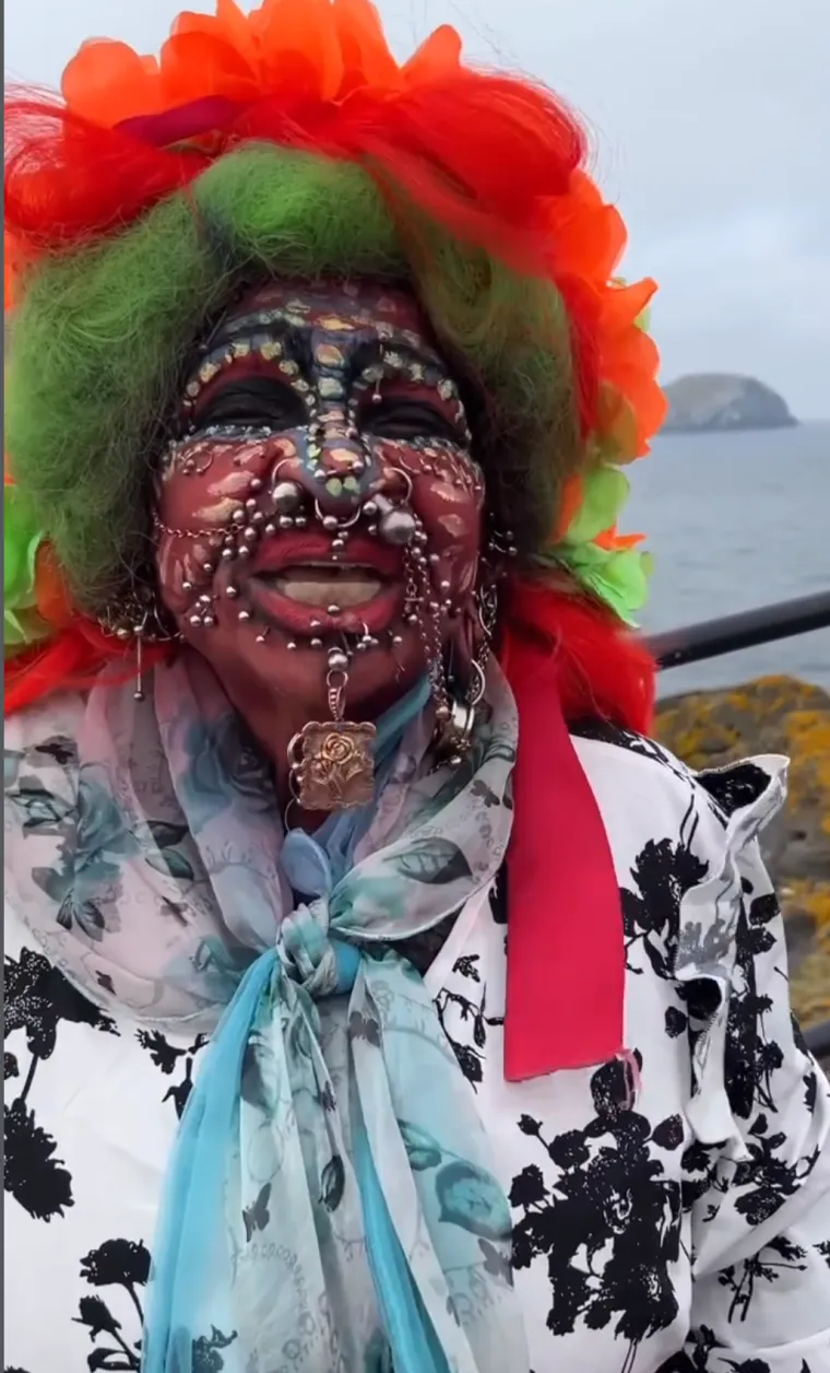 Nekoć predivna medicinska sestra prekrila se s 20 tisuća piercinga! Evo kako je izgledala prije