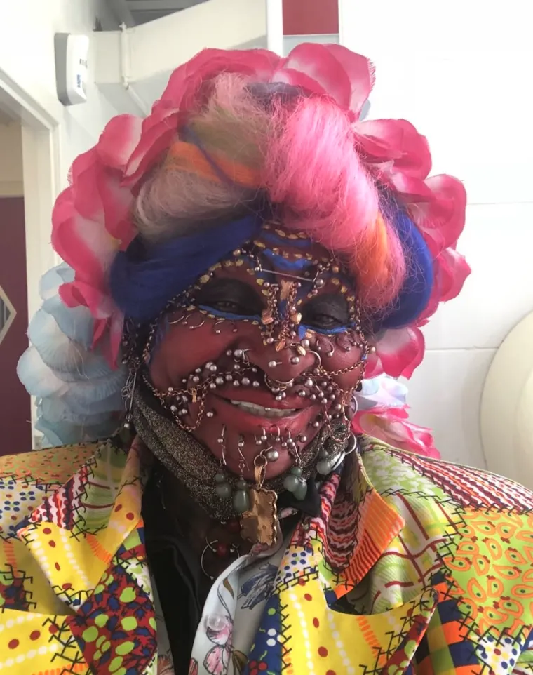 Nekoć predivna medicinska sestra prekrila se s 20 tisuća piercinga! Evo kako je izgledala prije