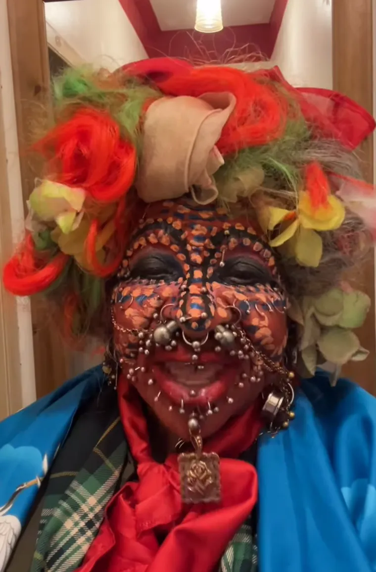 Nekoć predivna medicinska sestra prekrila se s 20 tisuća piercinga! Evo kako je izgledala prije