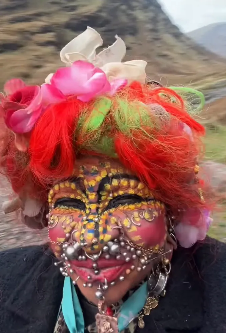 Nekoć predivna medicinska sestra prekrila se s 20 tisuća piercinga! Evo kako je izgledala prije